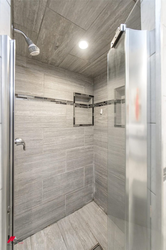 bathroom featuring a tile shower