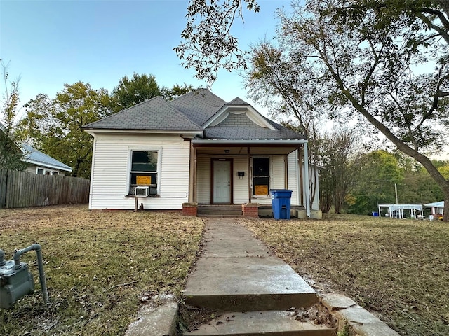 bungalow featuring a front yard