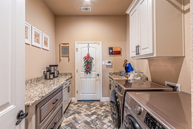 kitchen featuring sink, a wealth of natural light, dark wood-type flooring, and an island with sink