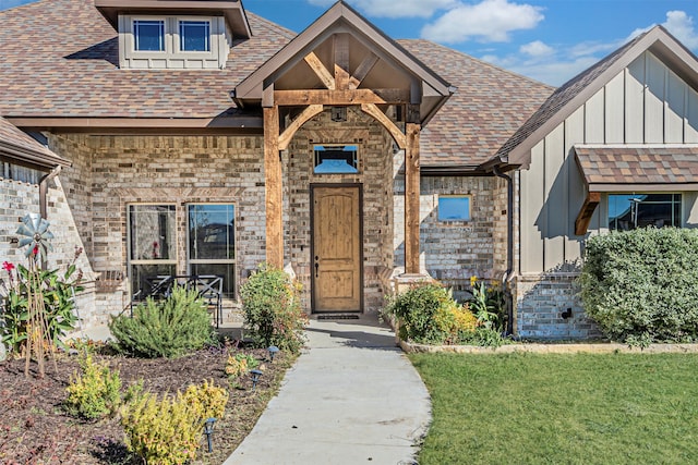 view of front of property featuring a front lawn