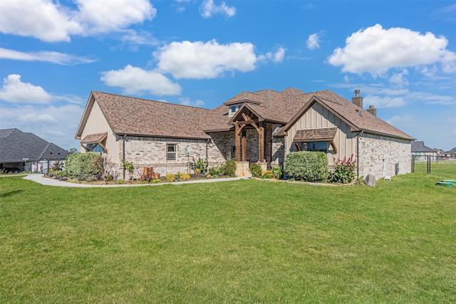 view of front of property featuring a front yard