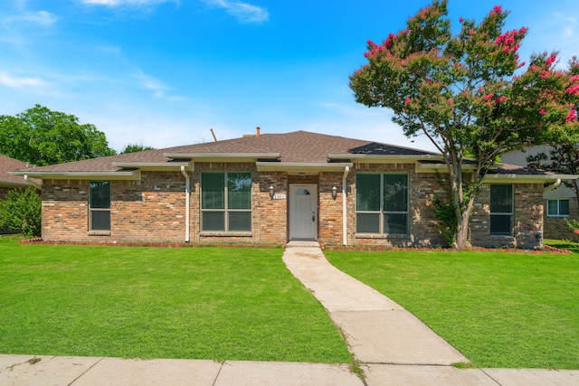 ranch-style house featuring a front lawn