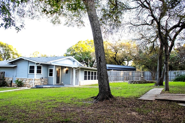 view of front of property featuring a front yard and a patio