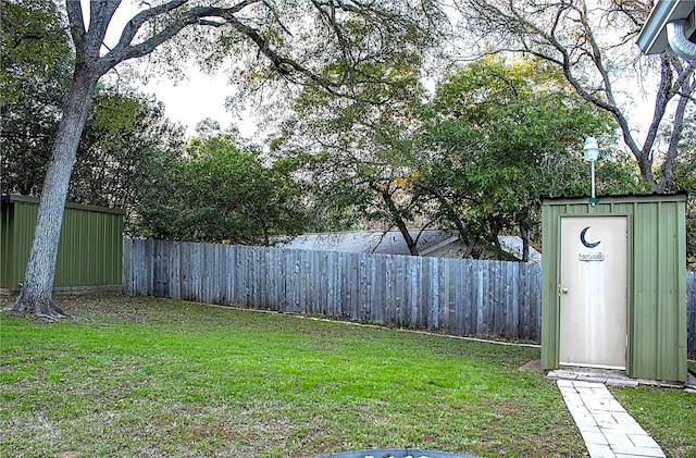 view of yard with a storage shed