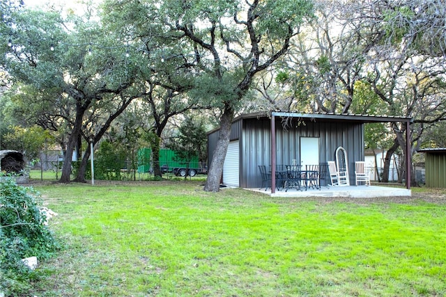 view of yard featuring an outbuilding