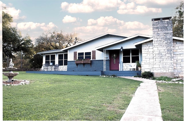 view of front facade with a front yard