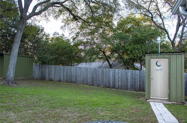 view of yard featuring a shed