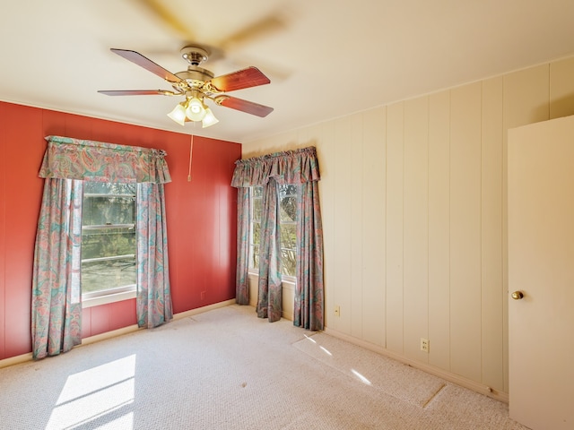 unfurnished room with carpet flooring and ceiling fan