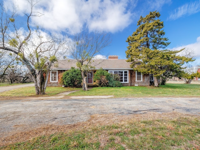 single story home featuring a front lawn