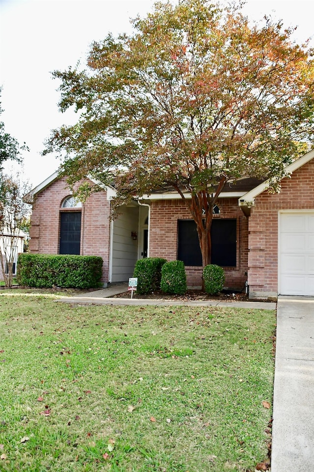 view of front of home featuring a front yard and a garage