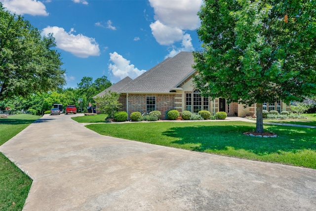 view of front of house featuring a front yard