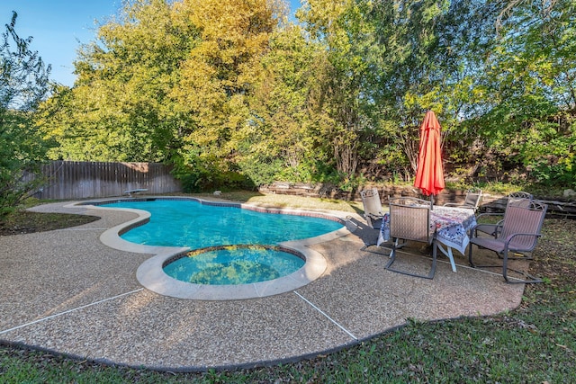 view of pool with an in ground hot tub, a diving board, and a patio area