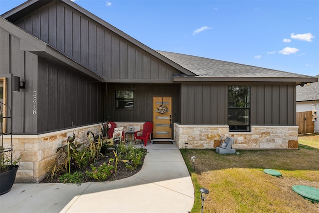 view of front of home featuring a front yard