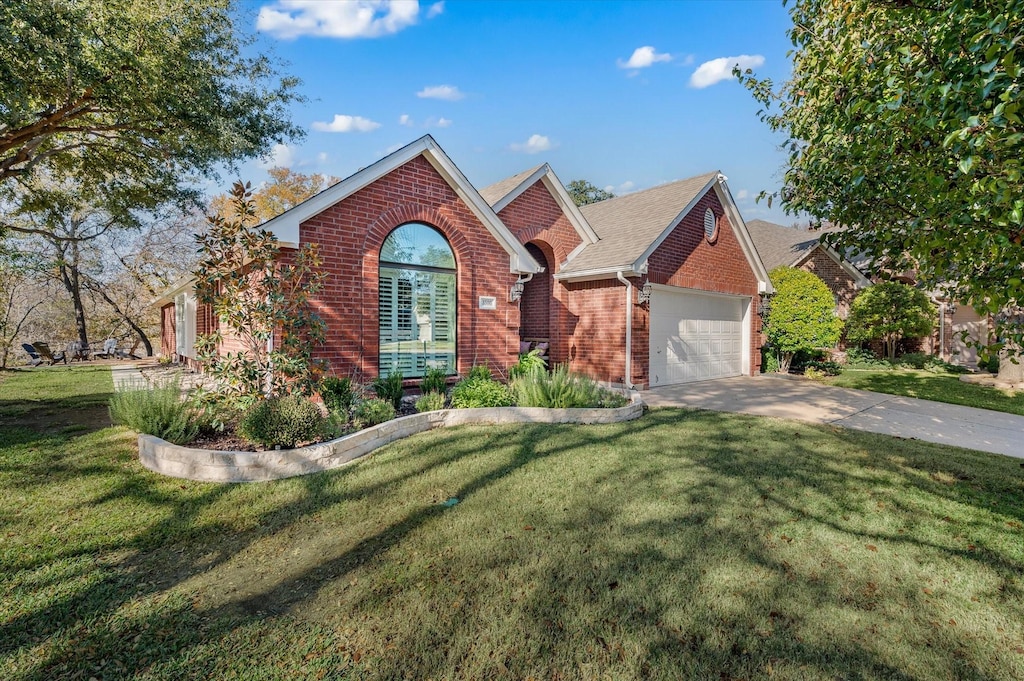 view of front of home featuring a front lawn