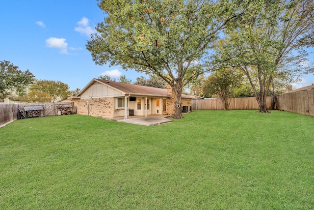 view of yard featuring a patio