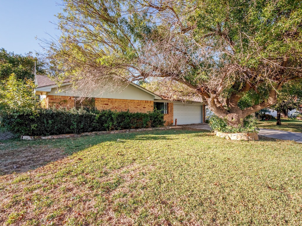 view of front facade featuring a front yard and a garage