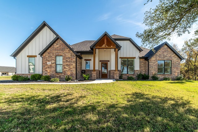 view of front facade featuring a front yard