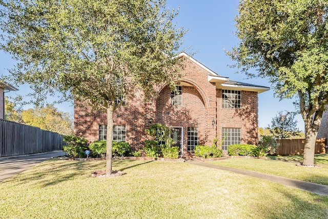 view of front facade featuring a front lawn