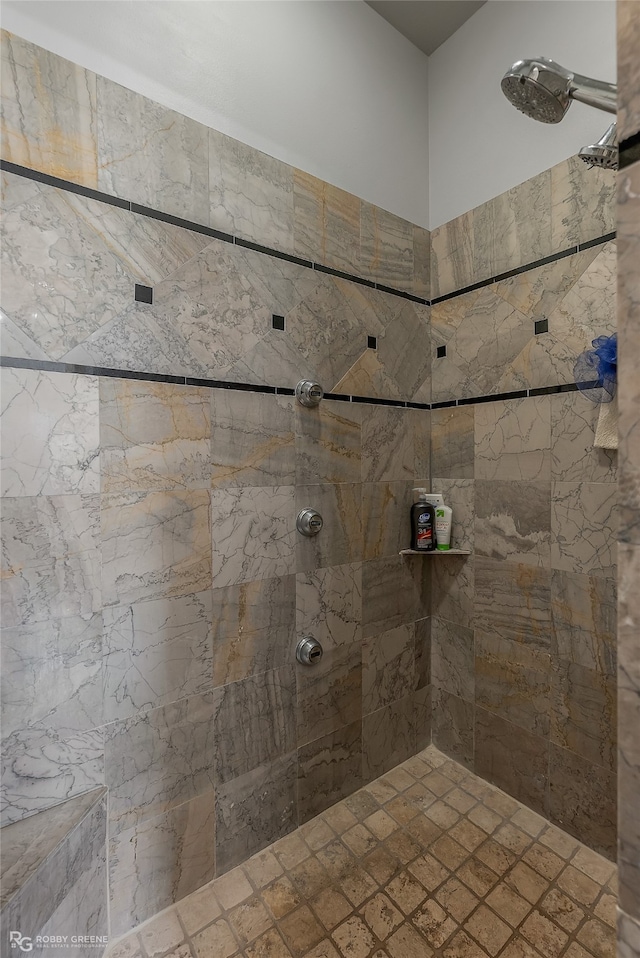 bathroom featuring a tile shower