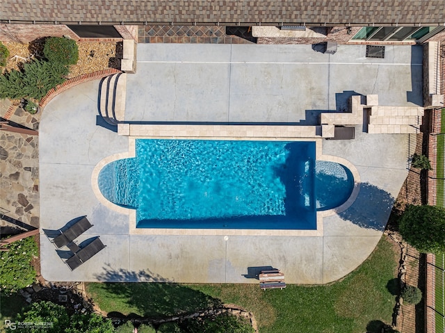 view of swimming pool