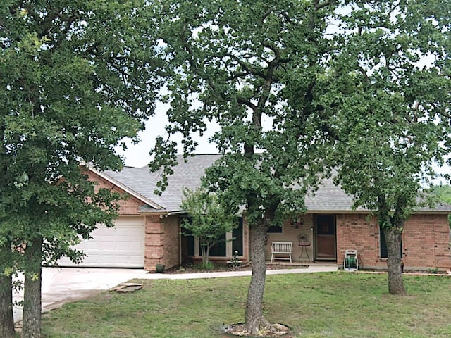 view of front of property featuring a garage and a front yard