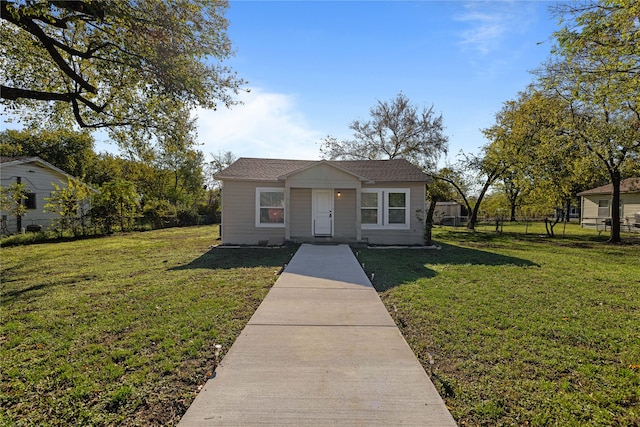 view of front of house featuring a front lawn