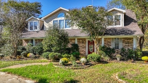 view of front facade with a front lawn