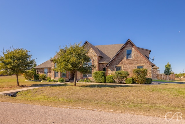 view of front of property featuring a front lawn