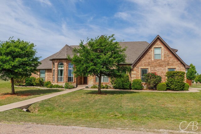 view of front of property featuring a front lawn