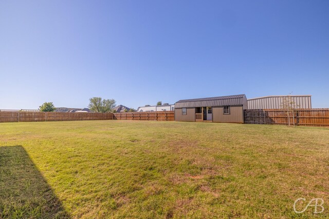 view of yard with an outdoor structure