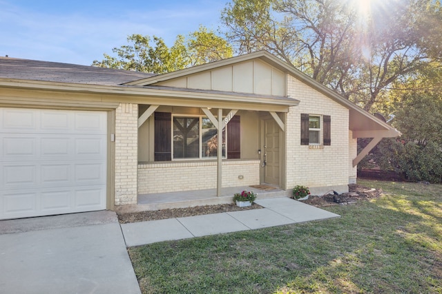 view of front facade featuring a front lawn, a porch, and a garage