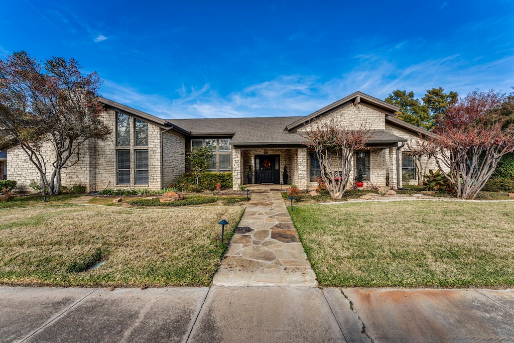 view of front facade featuring a front lawn