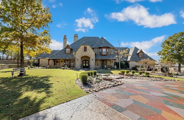 view of front of home featuring a front yard