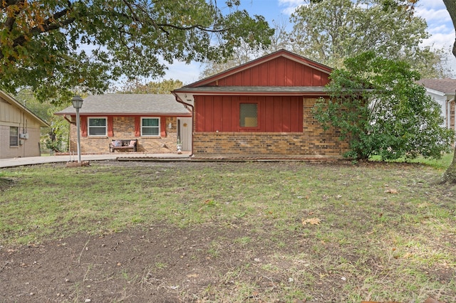 view of front of property featuring a front lawn