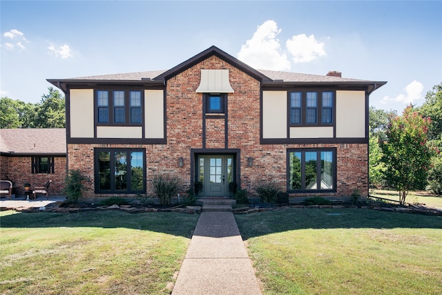 view of front of property featuring a front lawn