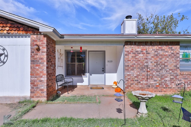 property entrance featuring covered porch