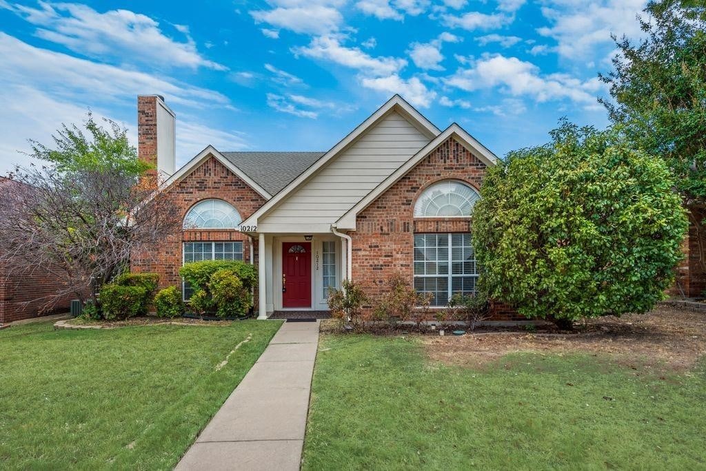 front facade featuring a front yard