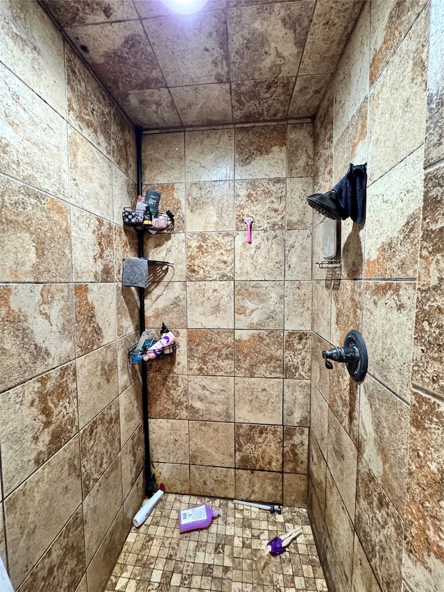 bathroom featuring a tile shower