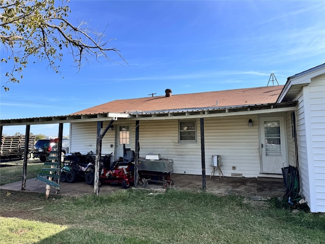 rear view of house featuring a lawn