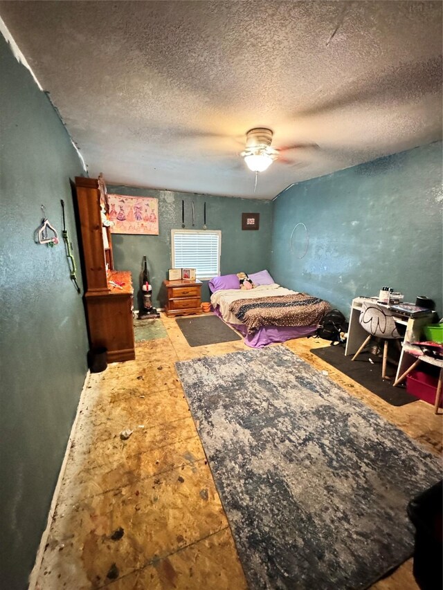 bedroom featuring ceiling fan and a textured ceiling