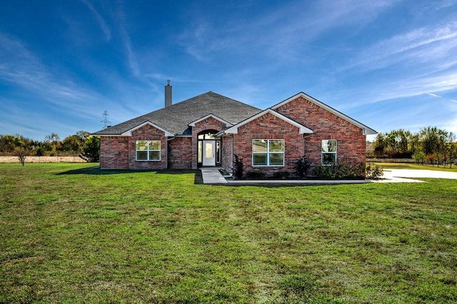 view of front of property featuring a front lawn