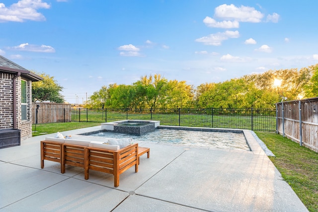 view of swimming pool featuring an in ground hot tub, an outdoor living space, a patio area, and a lawn