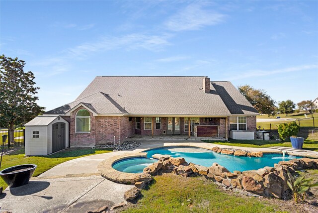 view of pool featuring an in ground hot tub and a yard