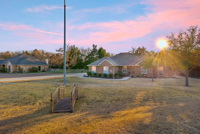 view of front of house featuring a lawn