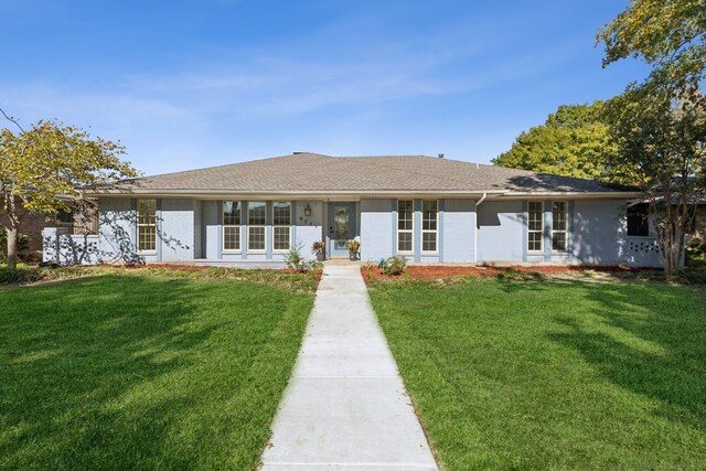 ranch-style house featuring a front yard