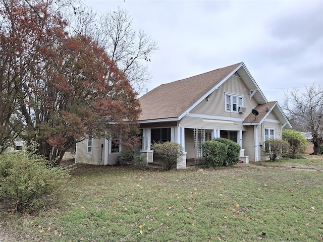 view of front facade with a front lawn