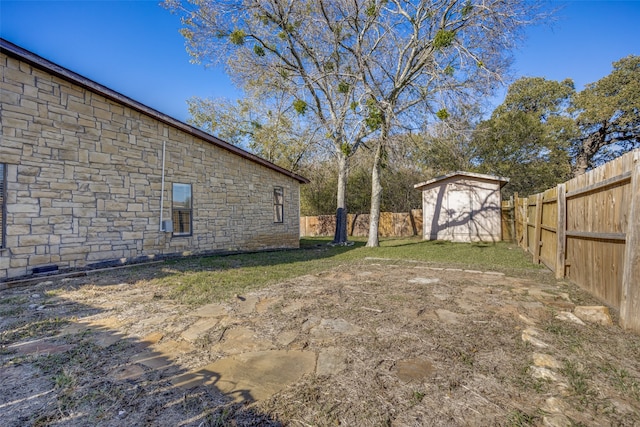 view of yard with a storage unit