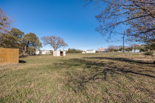 view of yard featuring a storage unit