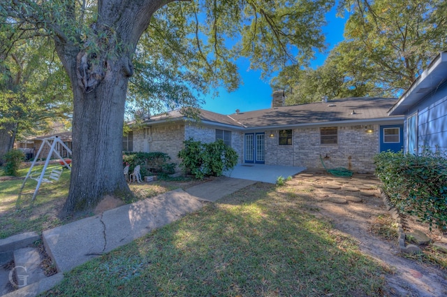 view of front facade featuring a patio and a front yard