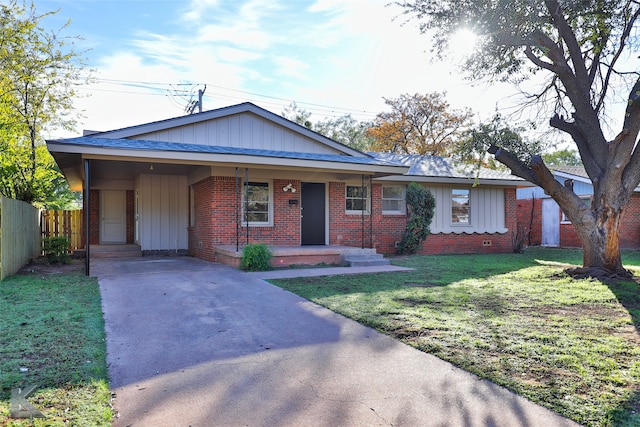 ranch-style home featuring a front lawn